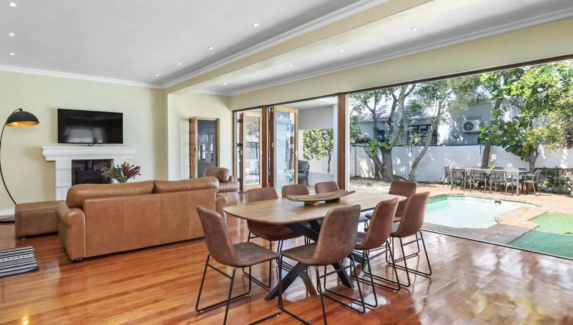 Spacious Claremont Home With Pool Fireplace Cape Town Holiday home