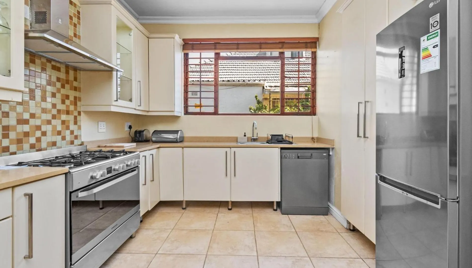 Spacious Claremont Home With Pool Fireplace Cape Town 0*,