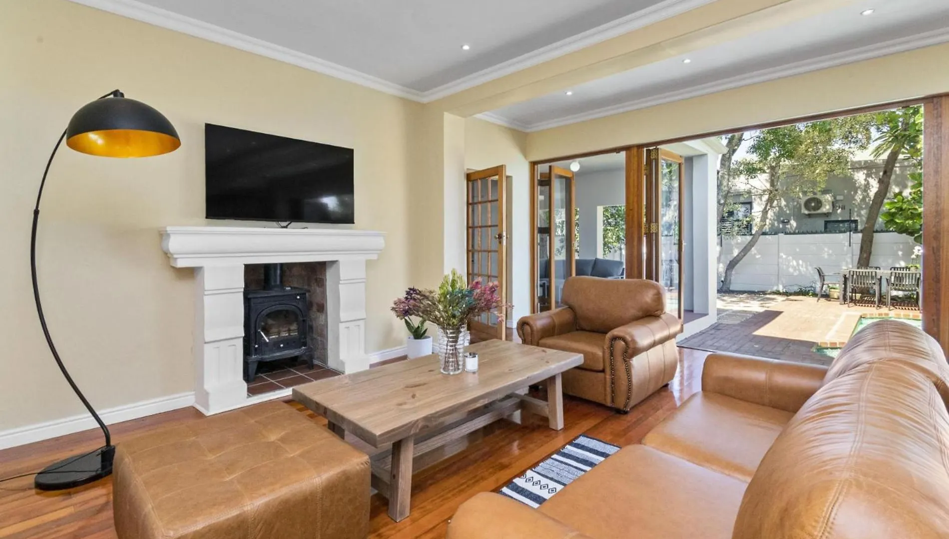 Spacious Claremont Home With Pool Fireplace Le Cap